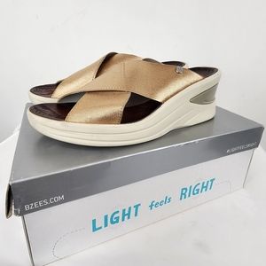 BZees gold metalic elastic 2 1/2 inch heel wedge comfy size 9.5